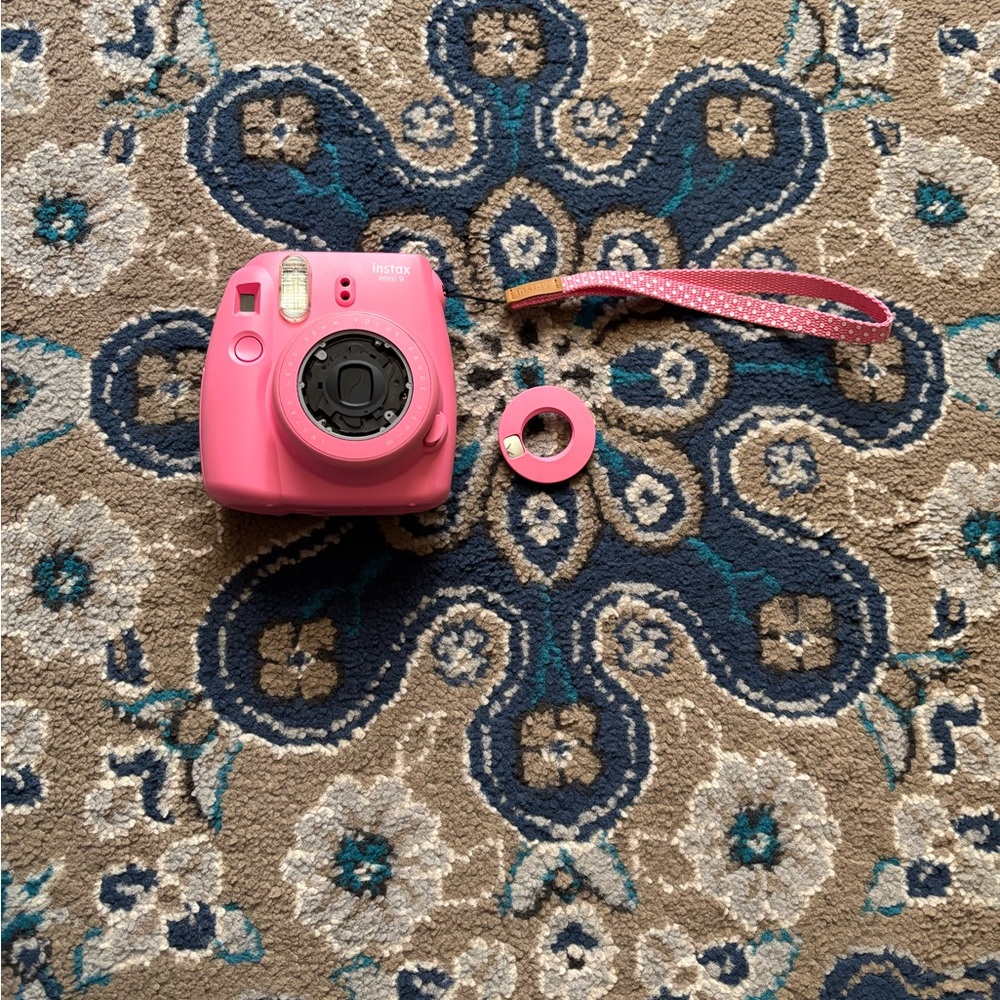 Fujifilm Instax Mini 8 in Bright Pink